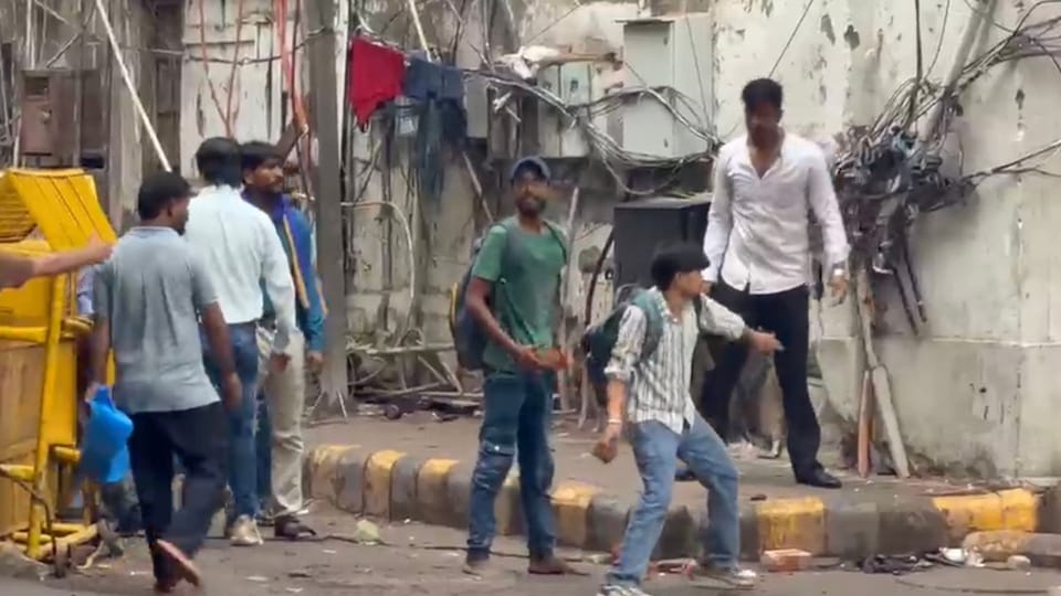 दिल्ली बवाल की तस्वीरें: 'मारो सर, मारो...', कहते प्रदर्शनकारी का वीडियो; हरियाणा नंबर के ट्रक में थे पत्थर Delhi cjp protest truck Haryana registration number loaded with stones crucial question how did heavy security