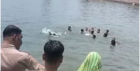 गुरु पूर्णिमा पर दर्दनाक हादसा: मानसरोवर कुंड में डूबा गया युवक, चीखते लोग और छटपटाता यशपाल; वीडियो Youth Drowns While Bathing at Radha Rani Mansarovar Kund in Mathura