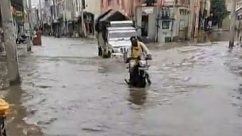 पंजाब में छह दिन भारी बारिश का अलर्ट: पठानकोट-जोगिंदर नगर ट्रेन सेवा बंद, पारा गिरा; किसानों के चेहरे खिले Heavy rain alert for Punjab for six days Pathankot-Joginder Nagar train service suspended