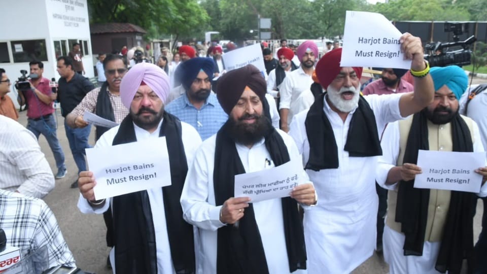 Punjab Assembly: फार्मेसी पेपर विवाद पर हंगामा, कांग्रेस ने मांगा शिक्षा मंत्री हरजोत बैंस का इस्तीफा Punjab Assembly Monsoon session today sacrilege law paper leak issue all update