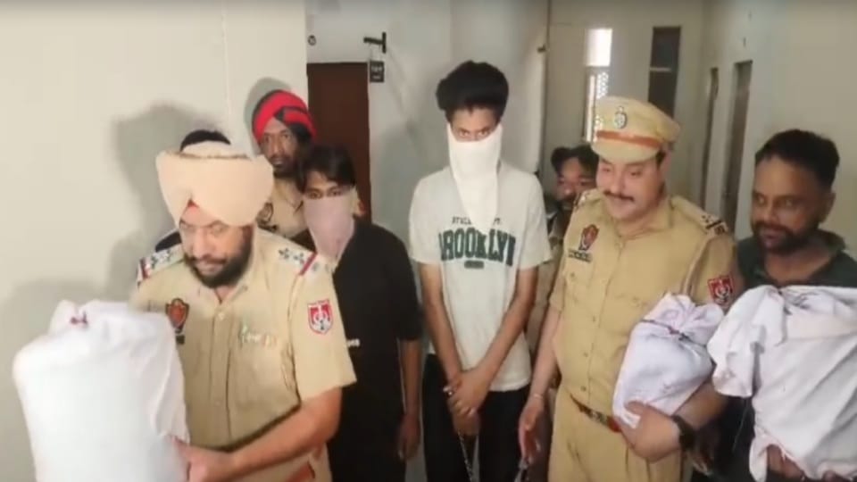 अमृतसर पुलिस को बड़ी सफलता: 15 किलो हेरोइन बरामद, चार आरोपी गिरफ्तार; सीमा पार से आई थी खेप Amritsar Police seize 15 kg of heroin