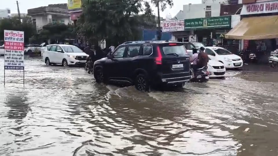 पंजाब में बारिश से उमस से राहत: पारा सामान्य से 1.9 डिग्री नीचे आया, दो दिन भारी बारिश का यलो अलर्ट Rain brings relief from humidity in Punjab Mercury drops 1.9 degrees