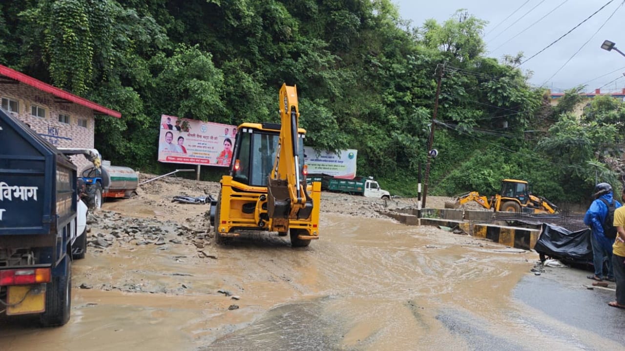 Uttarakhand Weather: चट्टान और पेड़ गिरने से कई प्रमुख हाईवे बंद, मलबे से रास्ते थमे, जगह-जगह फंसे श्रद्धालु Heavy Rain Disrupts Uttarakhand Highways Blocked by Landslides Traffic and Supplies Hit Chamoli Uttarkashi