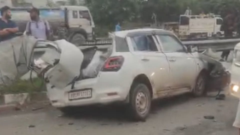 जालंधर में हादसा: 140 की रफ्तार से आ रही स्विफ्ट कैंटर से भिड़ी, तीन युवकों की मौत; सड़क पर गिरा एक का शव Accident in jalandhar three man died