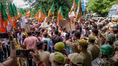 उमर सरकार के खिलाफ भाजपा का हल्लाबोल: रोजगार से लेकर विकास तक उठाए सवाल, जम्मू में जमकर प्रदर्शन BJP mounts major protest against NC govt in Jammu, accuses it of failing on promises