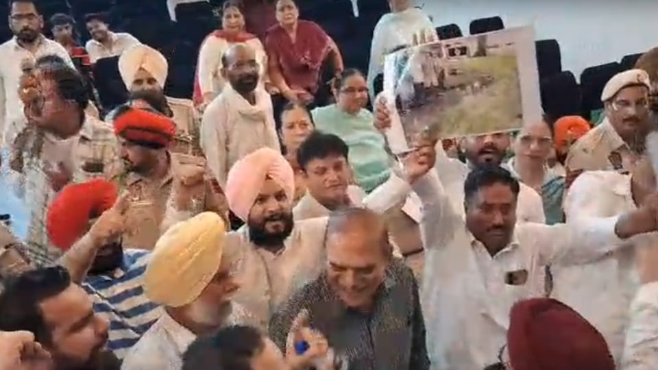 जालंधर निगम हाउस बैठक में हंगामा: मेयर ने डेढ़ मिनट में पास किए सभी प्रस्ताव, विपक्ष ने कॉपियां उछाली Uproar at Jalandhar Municipal Corporation House meeting Mayor passed all proposals in 90 seconds