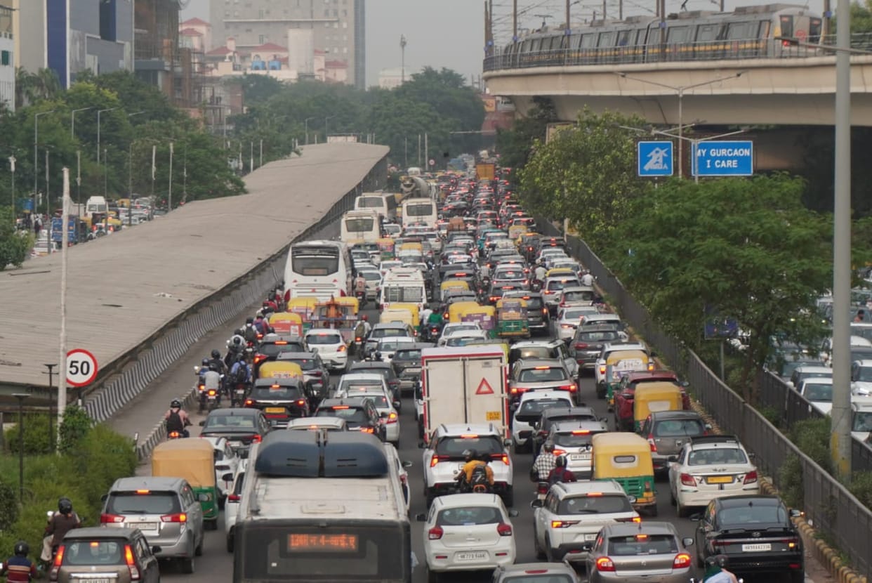 Illegal parking on 60% of Delhi roads causes severe traffic jams and pollution; LG and CM review the situation