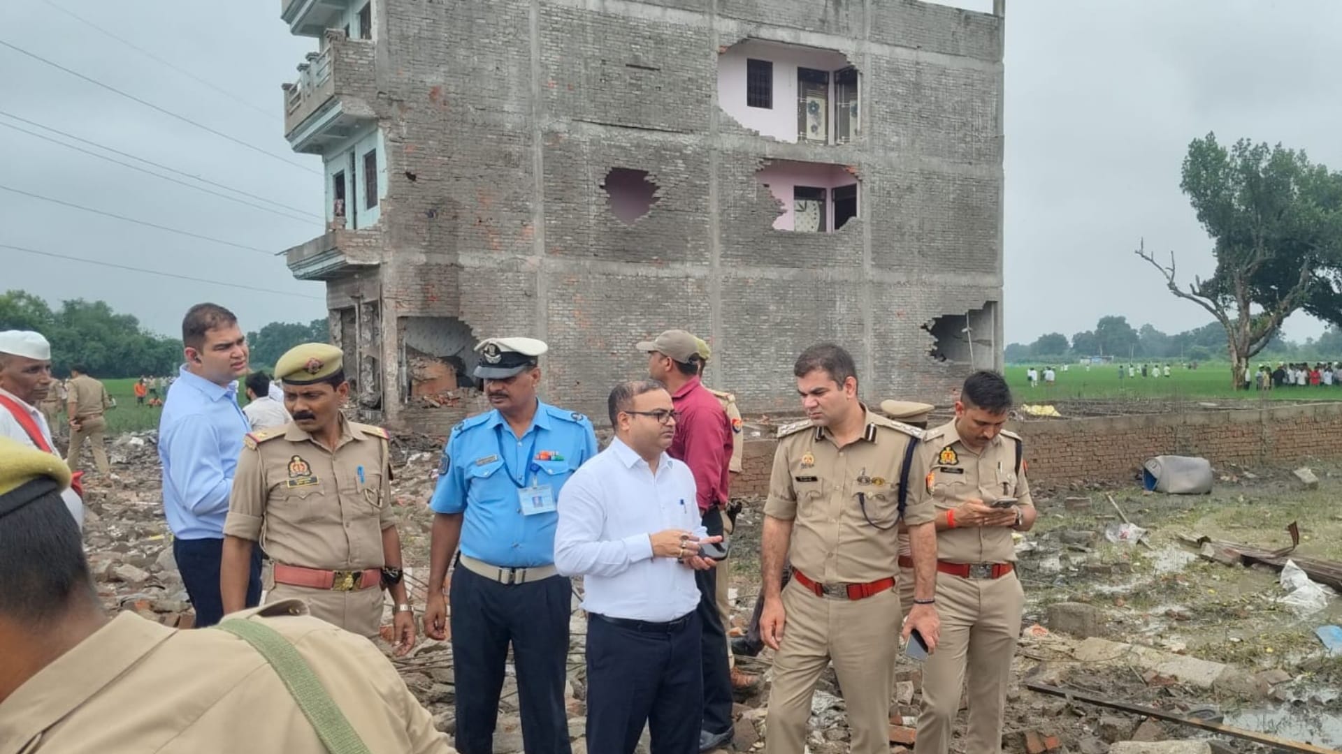कौशाम्बी: पटाखा फैक्टरी में भीषण आग, धमाकों से दहला मनौरी बाजार, पांच की मौत, कई की हालत बेहद नाजुक Kaushambi: Massive fire at firecracker factory; Manauri market shaken by explosions.