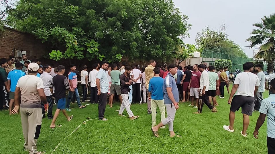 अलीगढ़: राजेंद्र सिंह इंटरनेशनल स्कूल में पेड़ से लटका मिला माली का शव, हत्या का आरोप Gardener dies in school under suspicious circumstances