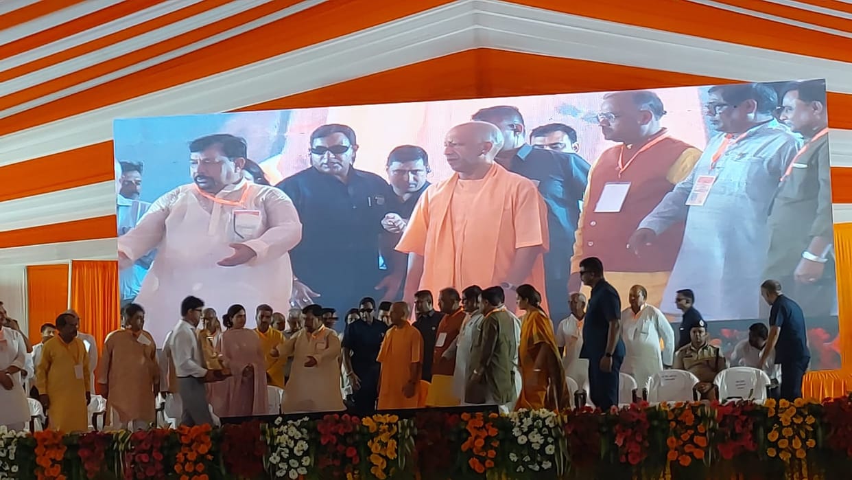 UP: फर्रुखाबाद पहुंचे सीएम योगी, 1000 बाढ़ पीड़ितों को बांटी राहत सामग्री, 31 को मिला भूमि पट्टा CM Yogi Reaches Farrukhabad, Relief Material to Be Distributed to 1,000 Flood-Affected People