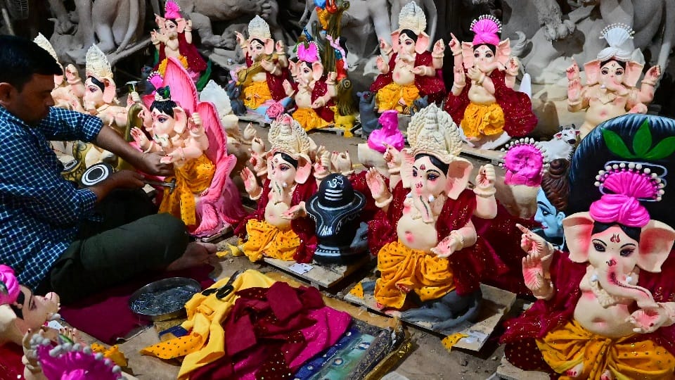 गणेश चतुर्थी 2026: इस बार सोमवार के साथ ब्रह्म योग का शुभ संयोग, जानें विघ्नहर्ता के पूजन का शुभ मुहूर्त Ganesh Chaturthi 2026 auspicious alignment of Monday and Brahma Yoga auspicious timings for worshipping