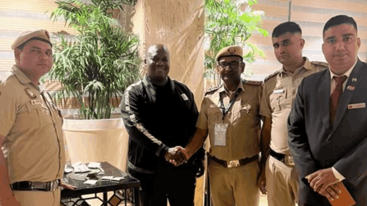 Delhi Police returned the lost currency of South African representative