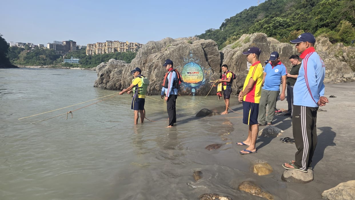 Rishikesh News Delhi 20 Year Old Youth Goes Missing in River Near Neem Beach, SDRF Launches Search Operation