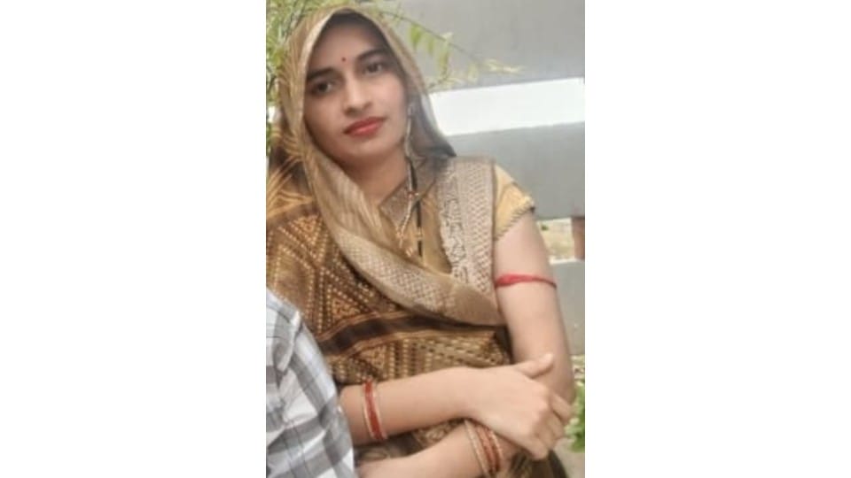 अलीगढ़: विवाहिता ने फंदा लगाकर दी जान, मायके वालों ने ससुराल पर लगाया हत्या का आरोप Married Woman Found Hanging at Home in Gorai
