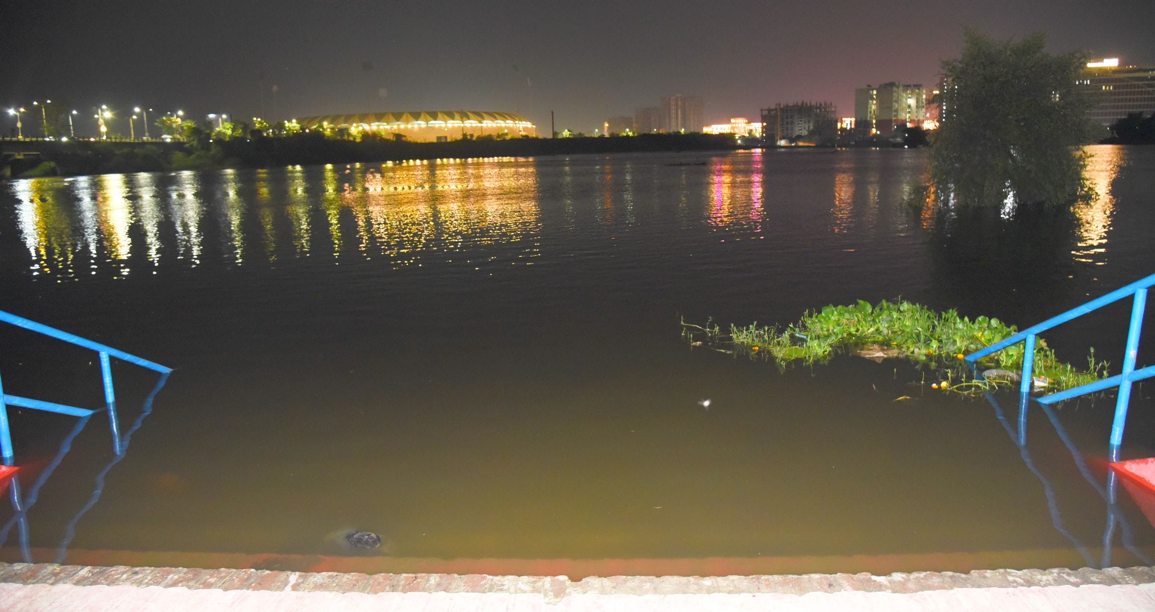 Floods in Lucknow: Where the thrill of cricket reigned two days ago, the surging Gomti is now visible.