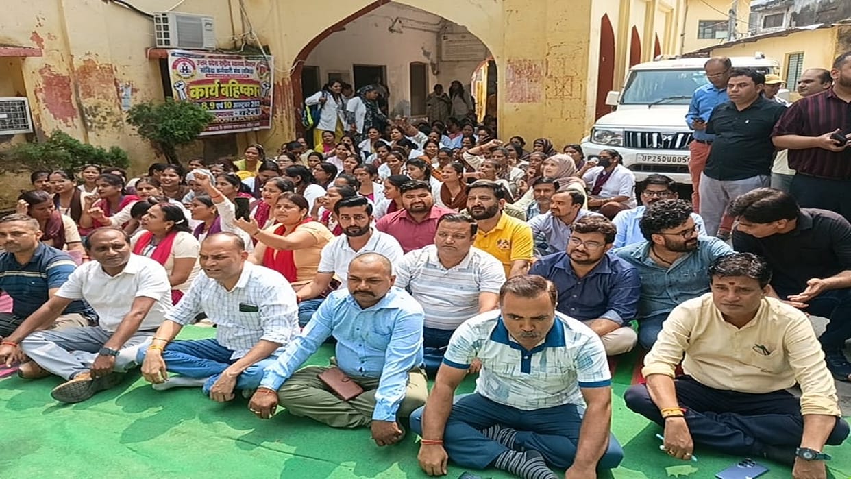 NHM contractual employees staged a protest for their demands in Bareilly