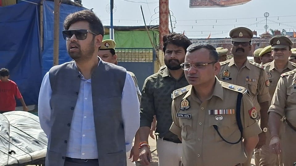 मुरादाबाद में व्यवस्था देखते डीएम और एसएसपी