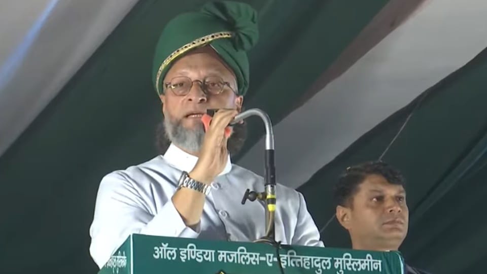 रामपुर के टांडा में जनसभा को संबोधित करते  एआईएमआईएम नेता ओवैसी