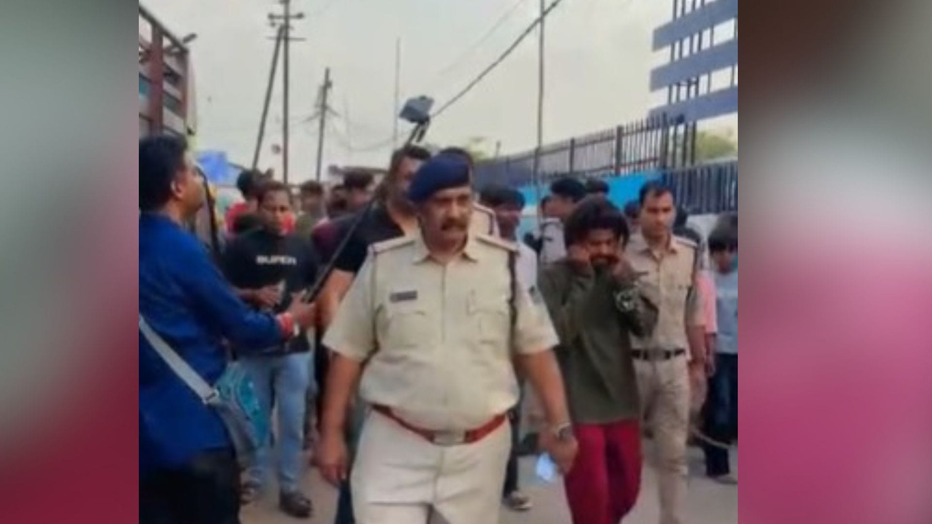 पुलिस ने निकाला जुलूस