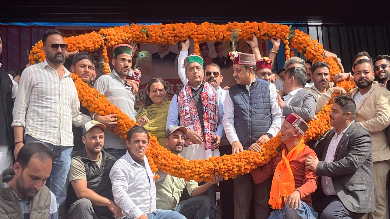रोहड़ू में जनसभा के दाैरान नेता प्रतिपक्ष जयराम ठाकुर व अन्य।