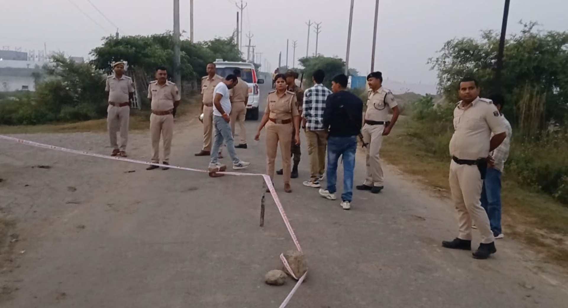 मौके पर मौजूद पुलिसकर्मी