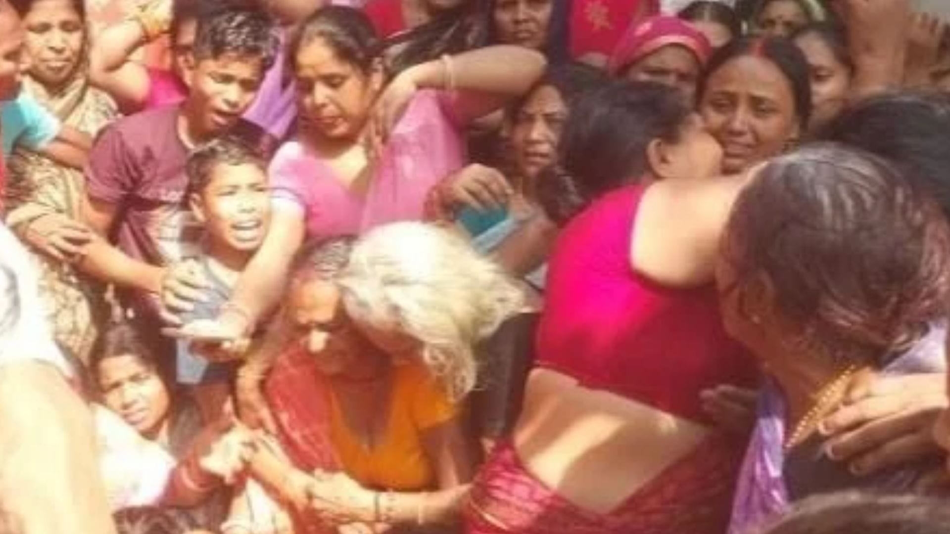 रोते बिलखते परिजन