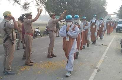 Siddharthnagar News: 200 बौद्ध भिक्षुओं के दल को दी विदाई, सारनाथ से आए थे पैदल तीर्थ यात्री Farewell given to a group of 200 Buddhist