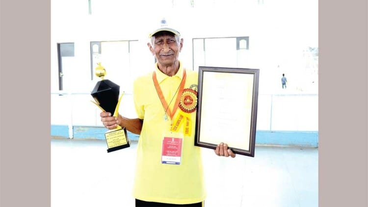 पुरस्कार के साथ ईलम चंद इंसा। विज्ञप्ति पुरस्कार के साथ ईलम चंद इंसा। विज्ञप्ति