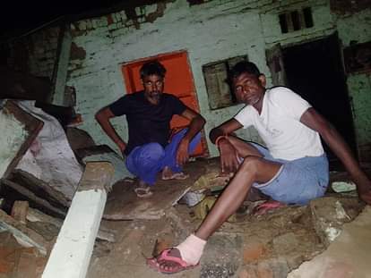 Hathras News: बारिश में ढहे मकान और दीवार, तीन लोग घायल House and wall collapsed in rain