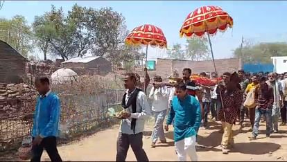Damoh News: गाजे-बाजे के साथ निकली अंतिम यात्रा, 103 साल की दादी की मौत पर मना उत्सव Damoh News: गाजे-बाजे के साथ निकली अंतिम यात्रा, 103 साल की दादी की मौत पर मना उत्सव