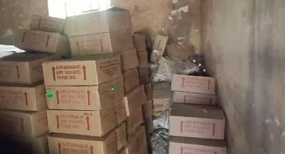 Liquor seized: दमोह में शराब दुकान से आबकारी विभाग ने जब्त की 112 पेटी शराब, दस्तावेज भी मांगे