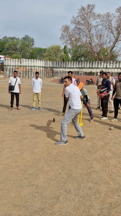 Damoh News: मतदान जागरुकता के लिए साइकिल से निकले दमोह कलेक्टर, बच्चों के साथ खेले क्रिकेट