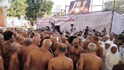 Taking orders from Acharya Samay Sagar Maharaj, Muni Vishadsagar Maharaj left Kundalpur.