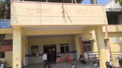 Khargone Accident: Vehicle of family returning from wedding ceremony collides with tree, nine injured