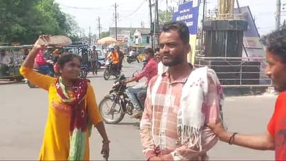 In Damoh, a woman beat a young man with slippers in the middle market.