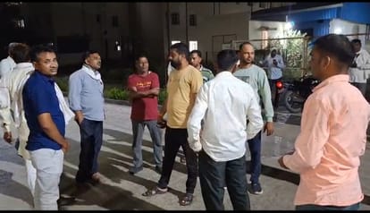 Khandwa News: Suddenly lightning fell on Panchayat Secretary and relative going on bike, painful death