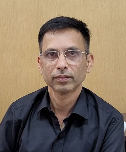 Damoh News: दमोह में मतदान की गोपनीयता उजागर, कलेक्टर ने प्रधान अध्यापक को किया निलंबित Collector suspended the head teacher after the secrecy of voting was exposed in Damoh.