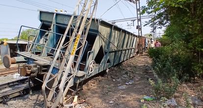 Khandwa Rail accident five coaches of goods train derailed after traveling 200 meters without engine