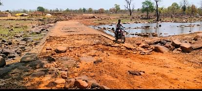 Damoh: मूलभूत सुविधाओं के अभाव में अटकी युवाओं की शादी, लड़कीवालों का कहना- गांव में सड़क-पानी-बिजली ही नहीं Jarua village of Damoh, where youth are not getting married due to lack of basic facilities