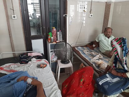 Damoh News Patients admitted in district hospital have to bring fans from home
