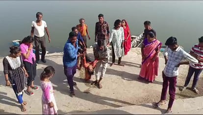 Damoh In Hata daughter without parents attempted suicide by jumping into Sunar river