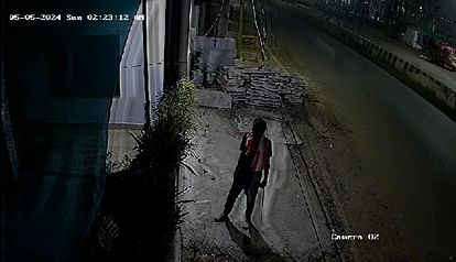 Damoh News: गमला गिरने से बच गई चोरी, सीसीटीवी कैमरे में कैद हुआ संदिग्ध Damoh News Theft avoided due to falling of flower pot suspect caught in CCTV camera