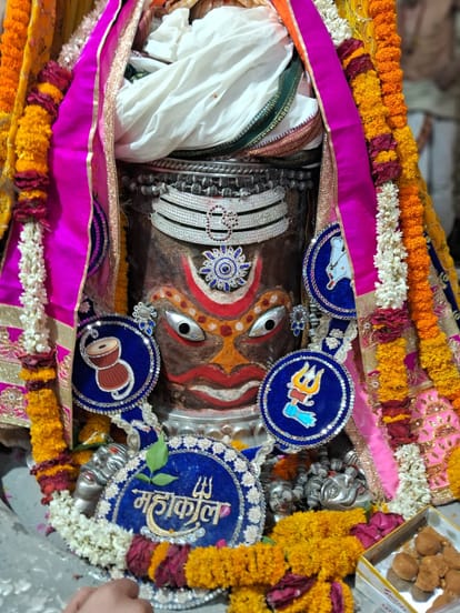 Ujjain News: Baba Mahakal adorned in turban...applied Tripund and Om on his head