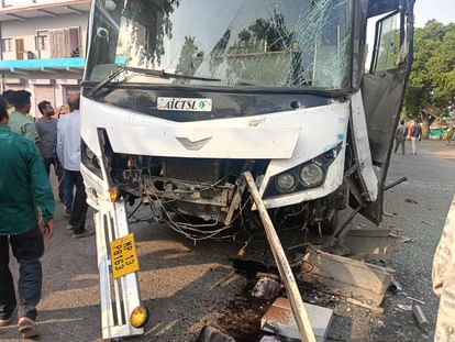 MP News: दमोह-पन्ना मार्ग पर दो यात्री बसों की टक्कर, बाल बाल बचे यात्री; ट्रैक्टर को बचाने में हुआ हादसा Two passenger buses collided on Damoh Panna road