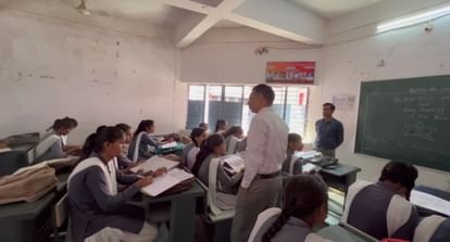Damoh News: कलेक्टर बने शिक्षक, छात्राओं को सिखाया अंग्रेजी से हिंदी ट्रांसलेशन करना, बच्चियों ने सवाल भी पूछे Teacher turned collector told students the translation from English to Hindi