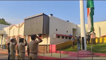 News Impact: खंडवा जंक्शन पर लगा क्षतिग्रस्त राष्ट्रीय ध्वज सम्मान पूर्वक बदलकर दी गई सलामी, अधिकारी बोले... News Impact damaged national flag at Khandwa Junction was respectfully replaced and salute was given