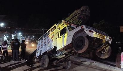 On the middle of the road, a pickup vehicle loaded with overloaded bars swung in the air