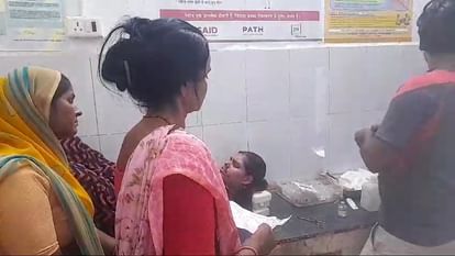 Damoh News: आम तोड़ने पर चौकीदार ने भाई-बहन पर डंडे और हंसिया से किया हमला, बच्ची की हालत गंभीर Temple watchman attacked brother and sister with stick and sickle for plucking mangoes from tree