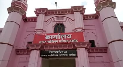 Damoh: नपा की भुगतान लिस्ट वायरल होने से हड़कंप, जिस फर्म से खरीदा झाड़ू, उसी से किराए पर लिया ट्रैक्टर-टैंकर Damoh Panic due to NPA payment list going viral tractor-tanker rented from same firm which broom was purchased