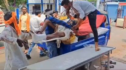 Damoh News: यह कैसे इंतजाम? एंबुलेंस नहीं मिली तो घायल बुजुर्ग को अनाज की बोरियों पर लिटाकर ले घर गए परिजन What kind of government hospital is this? The family members took the injured elderly man home on grain sacks